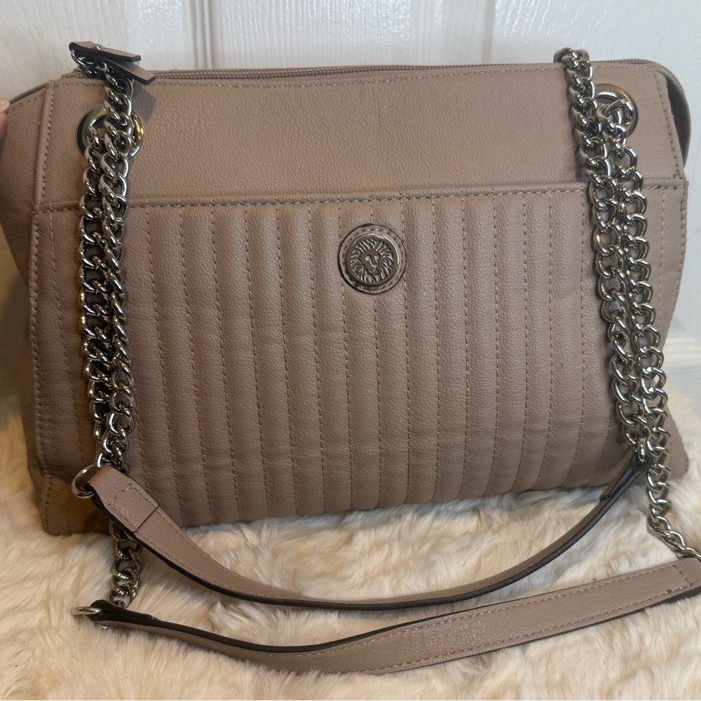 ANN KLEIN TAN QUILTED SHOULDER BAG WITH LOGO MEDALLION